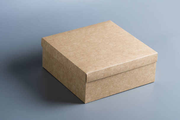 Caja de cartón cerrada sobre fondo gris - Foto, imagen