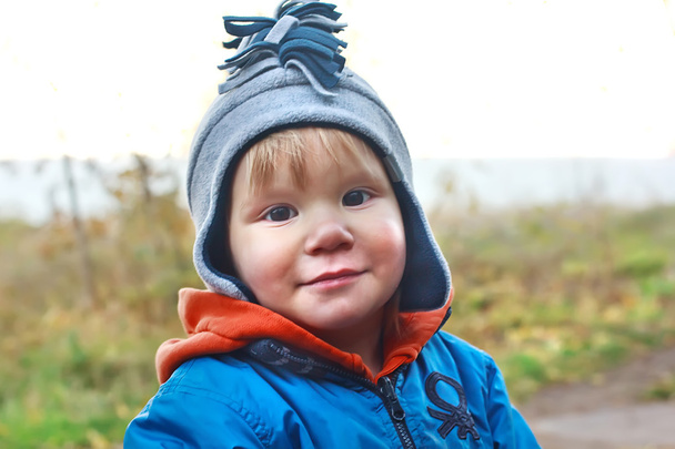 Sorrindo menino está em um chapéu
 - Foto, Imagem