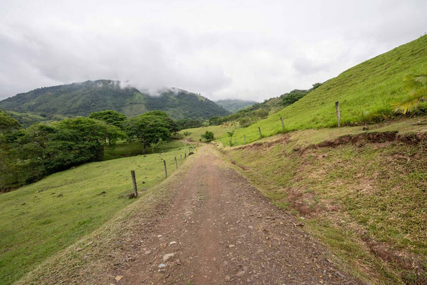 Hermoso paisaje de carretera con, cielo nublado y montañas. Tamesis, Antioquia, Colombia.  - Foto, Imagen