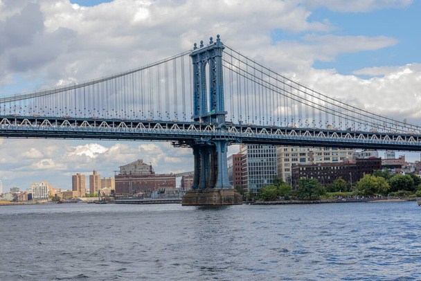 Kaunis näkymä Hudson joelle, Manhattanin pilvenpiirtäjille ja Brooklynin sillalle. Yhdysvallat. - Valokuva, kuva