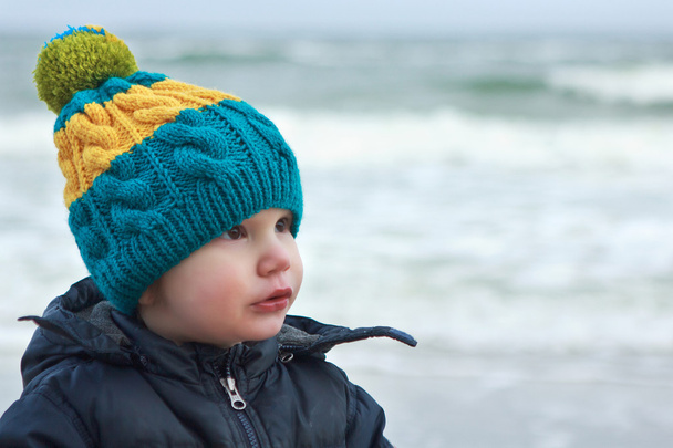 Junge mit farbigem Hut am Strand - Foto, Bild