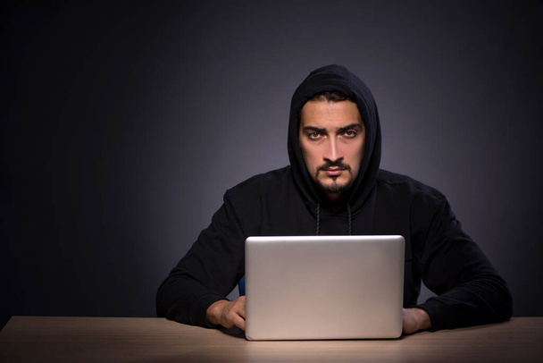 Jeune hacker sur fond gris - Photo, image