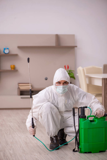 Joven contratista haciendo control de plagas en casa - Foto, imagen
