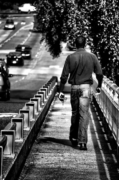 Hombre cruzando el puente
 - Foto, Imagen