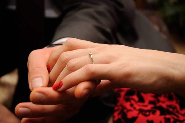 Anel de noivado em mulheres
 - Foto, Imagem