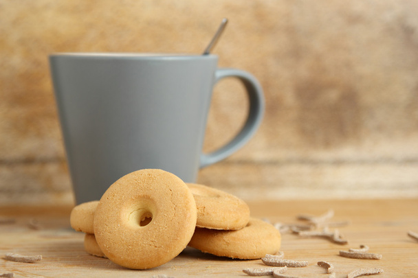 Κούπα του γάλακτος με τα cookies και τα ραβδιά πίτουρο - Φωτογραφία, εικόνα