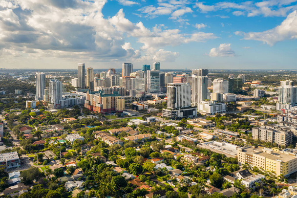 Letecký snímek rezidenční čtvrti s oceánem v pozadí v FL USA Miami Beach drone View - Fotografie, Obrázek