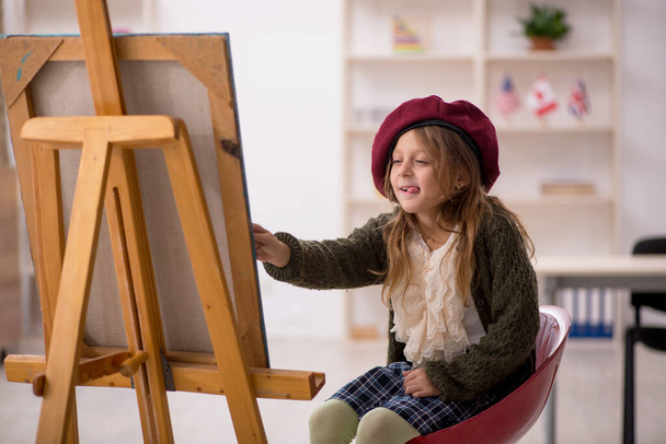 Joven niña disfrutando de la pintura en casa - Foto, imagen
