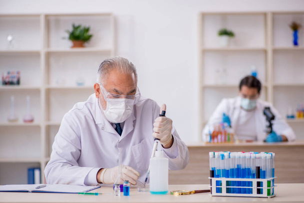 Dos químicos trabajando en el laboratorio - Foto, imagen