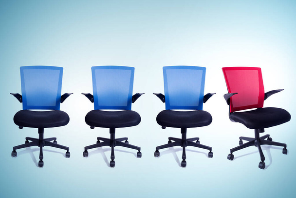 Καρέκλες γραφείου στην έννοια της προώθησης - Φωτογραφία, εικόνα