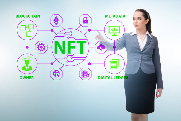 Üzletasszony az NFT nem helyettesíthető koncepciójában - Fotó, kép