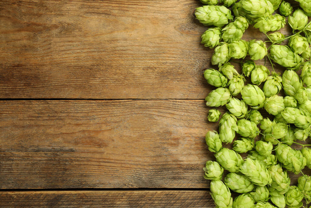 Fresh green hops on wooden table, top view. Space for text - Foto, immagini