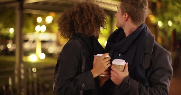 Ελκυστικό νεαρό πολυεθνικό ζευγάρι που πίνει καφέ σε ραντεβού τη νύχτα - Πλάνα, βίντεο
