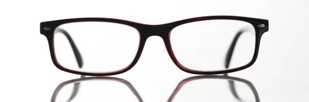 Nahaufnahme von stylischen Brillen mit Kunststoffrahmen, optische Ladenwerbung. Brillenauswahl oder Sehtest und Sehuntersuchung beim Optiker - Foto, Bild