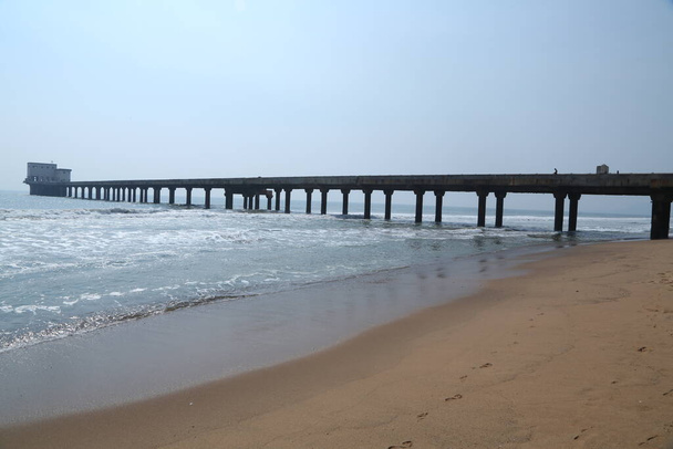 Ponte velha no mar
 - Foto, Imagem