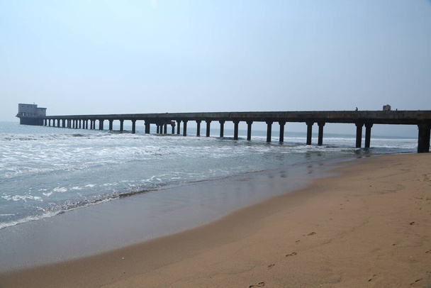 Puente viejo en el mar
 - Foto, Imagen