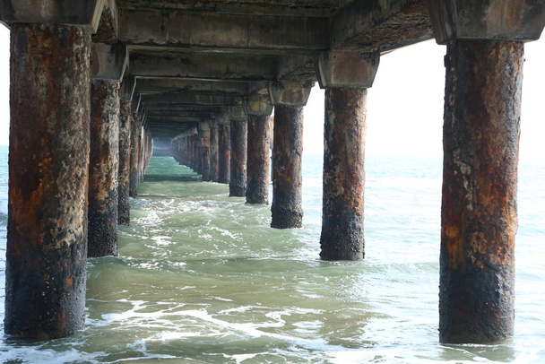Puente viejo en el mar
 - Foto, Imagen