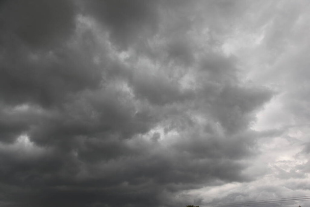 Cielo grigio e nuvole
 - Foto, immagini