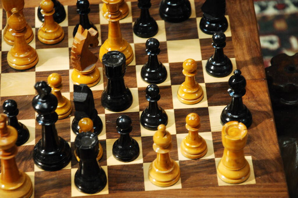 Moedas de xadrez em uma mesa - Foto, Imagem