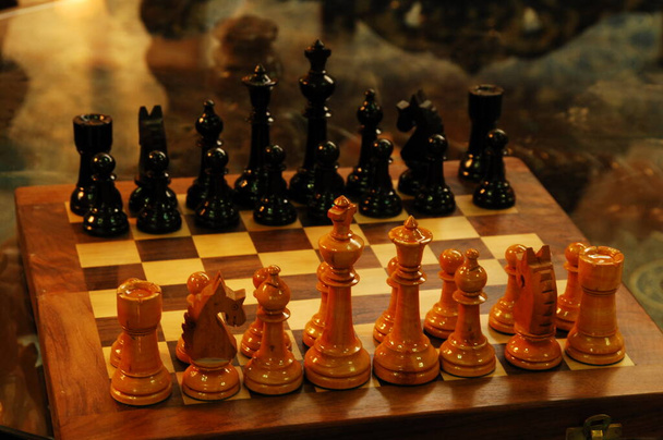 Monety szachowe na stole - Zdjęcie, obraz