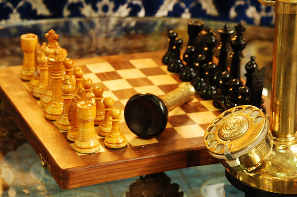 Šachové mince na stole - Fotografie, Obrázek