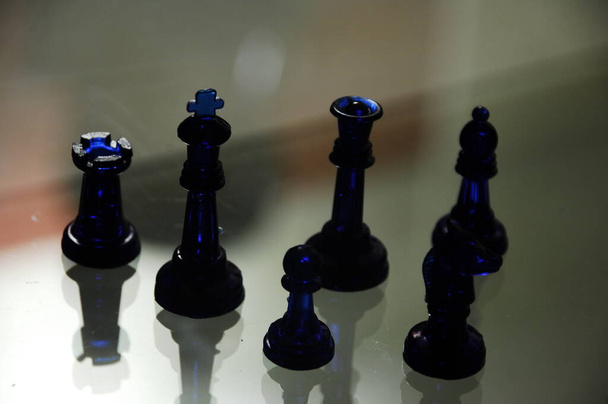 Monety szachowe na stole - Zdjęcie, obraz
