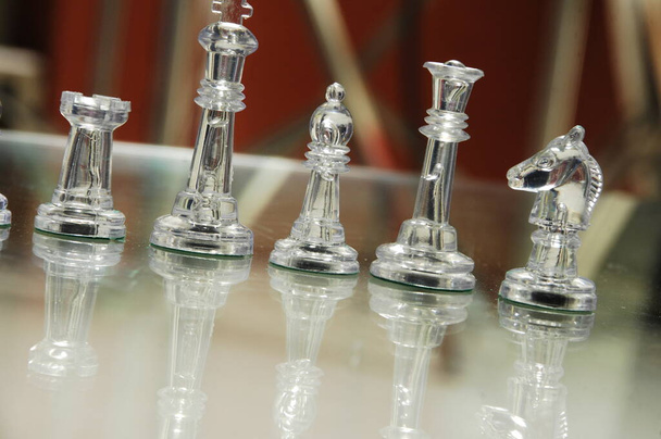Σκακιστικά νομίσματα σε ένα τραπέζι - Φωτογραφία, εικόνα
