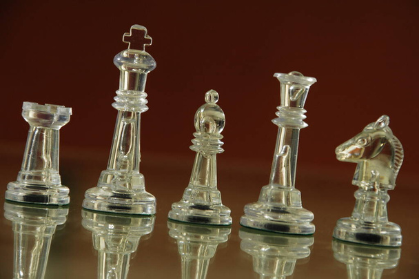 Шахматные монеты на столе - Фото, изображение