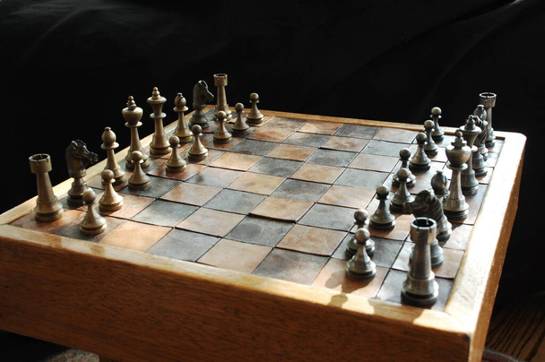 Moedas de xadrez em uma mesa - Foto, Imagem