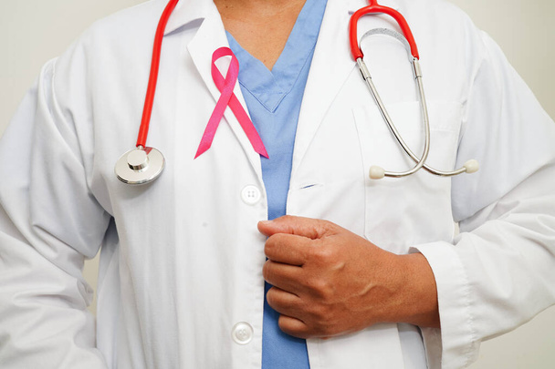 Femme asiatique médecin avec ruban rose, Journée mondiale du cancer du sein à Octobre. - Photo, image