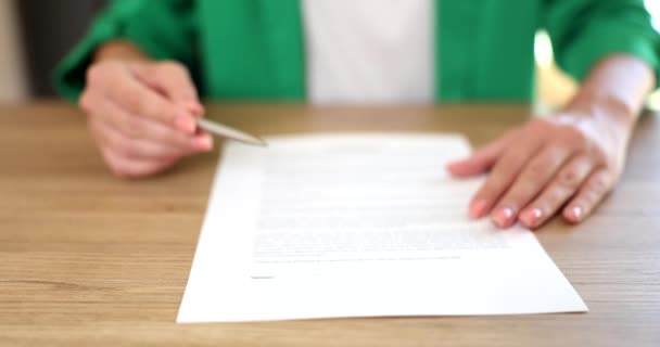 Üzletasszony ügynök ügyvéd vagy ügynök átadja a szerződést és a tollat aláírásra. Az adásvételi szerződés megkötése és a bankhitel megszerzése - Felvétel, videó