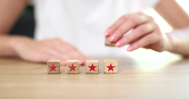 Handgestellter Holzblock mit Fünf-Sterne-Symbol zur Erhöhung der Unternehmensbewertung. Feedback-Empfehlung und Service bewerten uns - Filmmaterial, Video