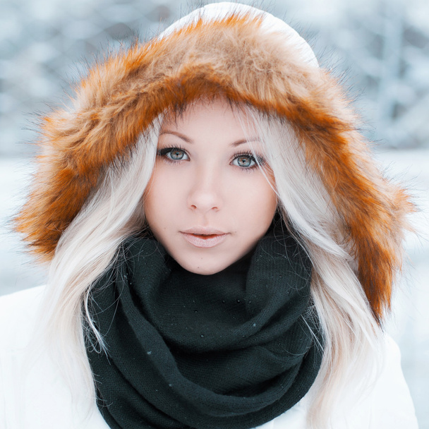 Mooi meisje in een winter jas op het plein - Foto, afbeelding