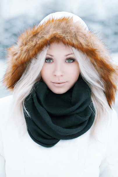 Όμορφο κορίτσι σε ένα χειμερινό μπουφάν στην πόλη - Φωτογραφία, εικόνα
