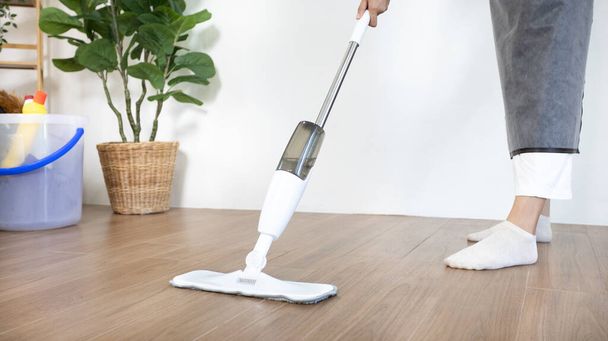 Gyönyörű tiszta háziasszony felmossa a padlót a nappaliban, nagy takarítás a házban, eltávolítja a baktériumok és a szennyeződések és mély foltok, háziasszony takarítás, tartja otthon tiszta, háztartási higiénia. - Fotó, kép
