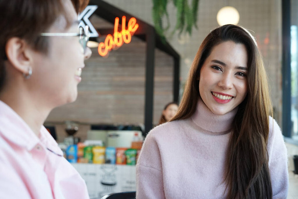 portrait jeune femme asiatique LGBTQ amant sourire heureux dans le café-restaurant. concept pour style de vie LGBTQ, cohabitation, relation, etc.                                                               - Photo, image