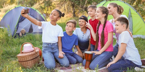 Група дітей у літньому таборі приймає селфі
 - Фото, зображення
