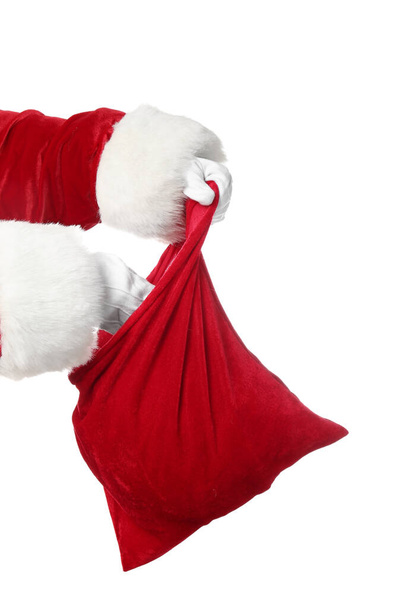Santa Claus con bolsa roja aislada sobre fondo blanco - Foto, Imagen