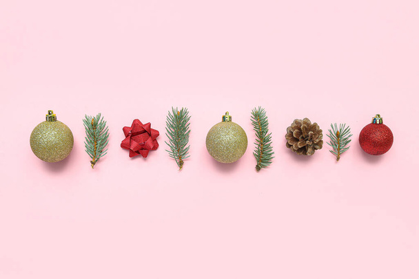 Composição com decorações de Natal e ramos de abeto em fundo rosa - Foto, Imagem