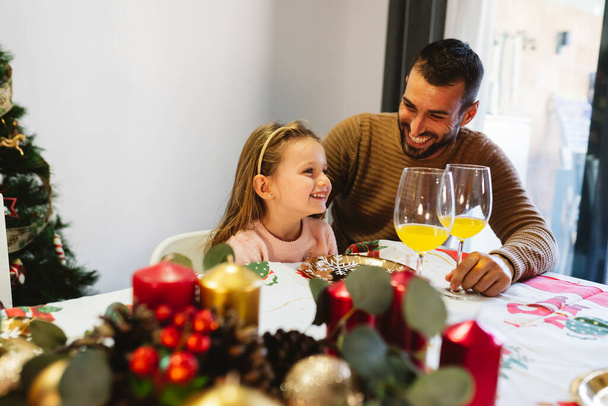 Mosolygó apa és lánya ünnepelnek karácsonyi étellel. Boldog egyedülálló szülő családi koncepció - Fotó, kép