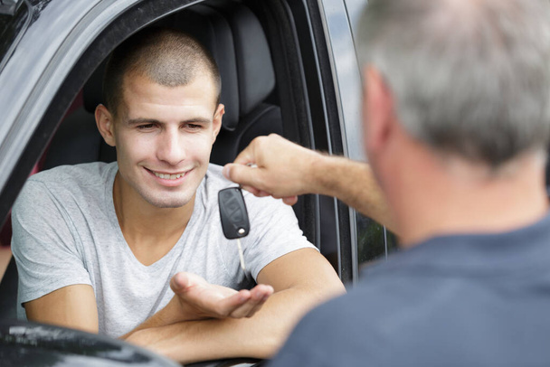 male holding car keys with car - Zdjęcie, obraz