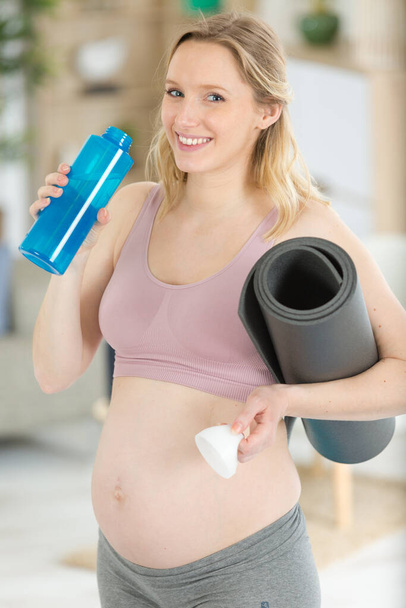 young pregnant woman drinking water - Fotoğraf, Görsel