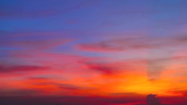 Colorido atardecer azul rojo naranja amarillo cielo con nube naranja - Imágenes, Vídeo