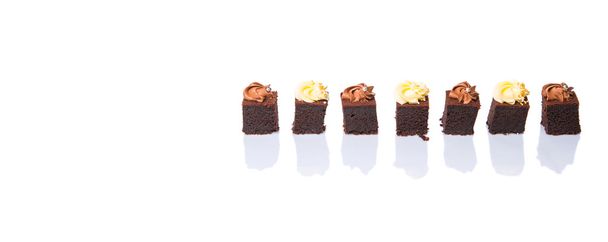 mundgerechte Schokoladenkuchen mit Schokolade und Frischkäsebelag - Foto, Bild