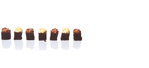 Beet-gerangschikte chocolade cake met chocolade en crème kaas toppings - Foto, afbeelding
