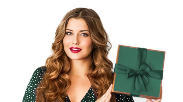 Cadeau d'anniversaire, de Noël ou de vacances, femme heureuse tenant un cadeau vert ou luxe boîte de beauté livraison par abonnement isolé sur fond blanc, portrait - Photo, image