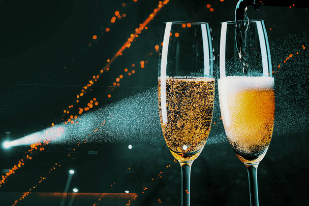 シャンパンとホリデーライト2杯-新年のお祝い - 写真・画像
