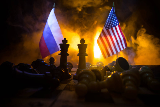 Rusya ve Ukrayna arasındaki savaş, satranç tahtası, askerler ve patlamanın arka planındaki ulusal bayrakları kullanarak savaşın kavramsal görüntüsü. Ukrayna ve Rusya krizi. Seçici odak - Fotoğraf, Görsel