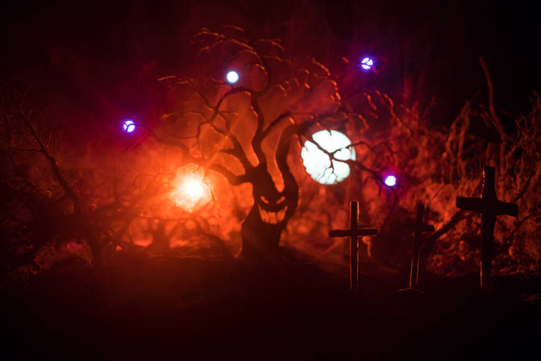 Τρομακτική άποψη των ζόμπι στο νεκροταφείο νεκρό δέντρο, φεγγάρι, εκκλησία και τρομακτικό συννεφιασμένο ουρανό με ομίχλη, Τρόμος Απόκριες έννοια. Επιλεκτική εστίαση - Φωτογραφία, εικόνα