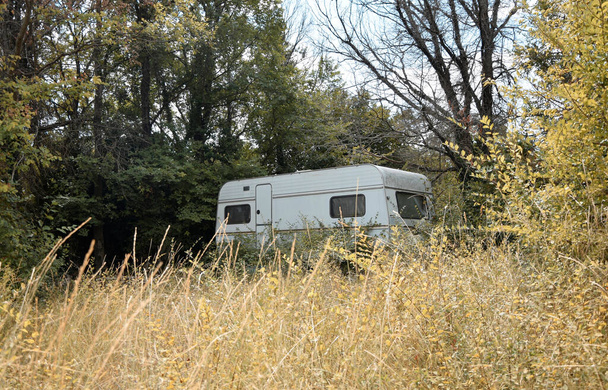 Camping dans les bois. Caravane - Photo, image